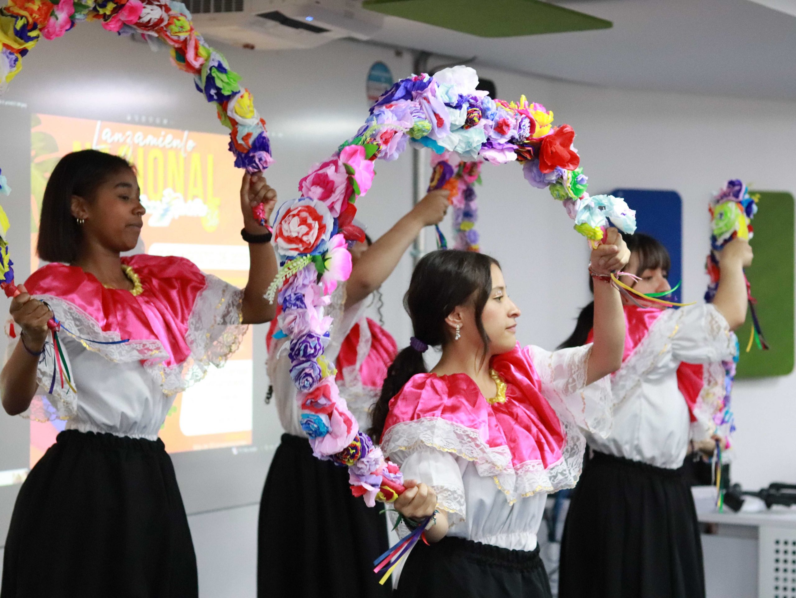 mujeres danzando semana por la paz