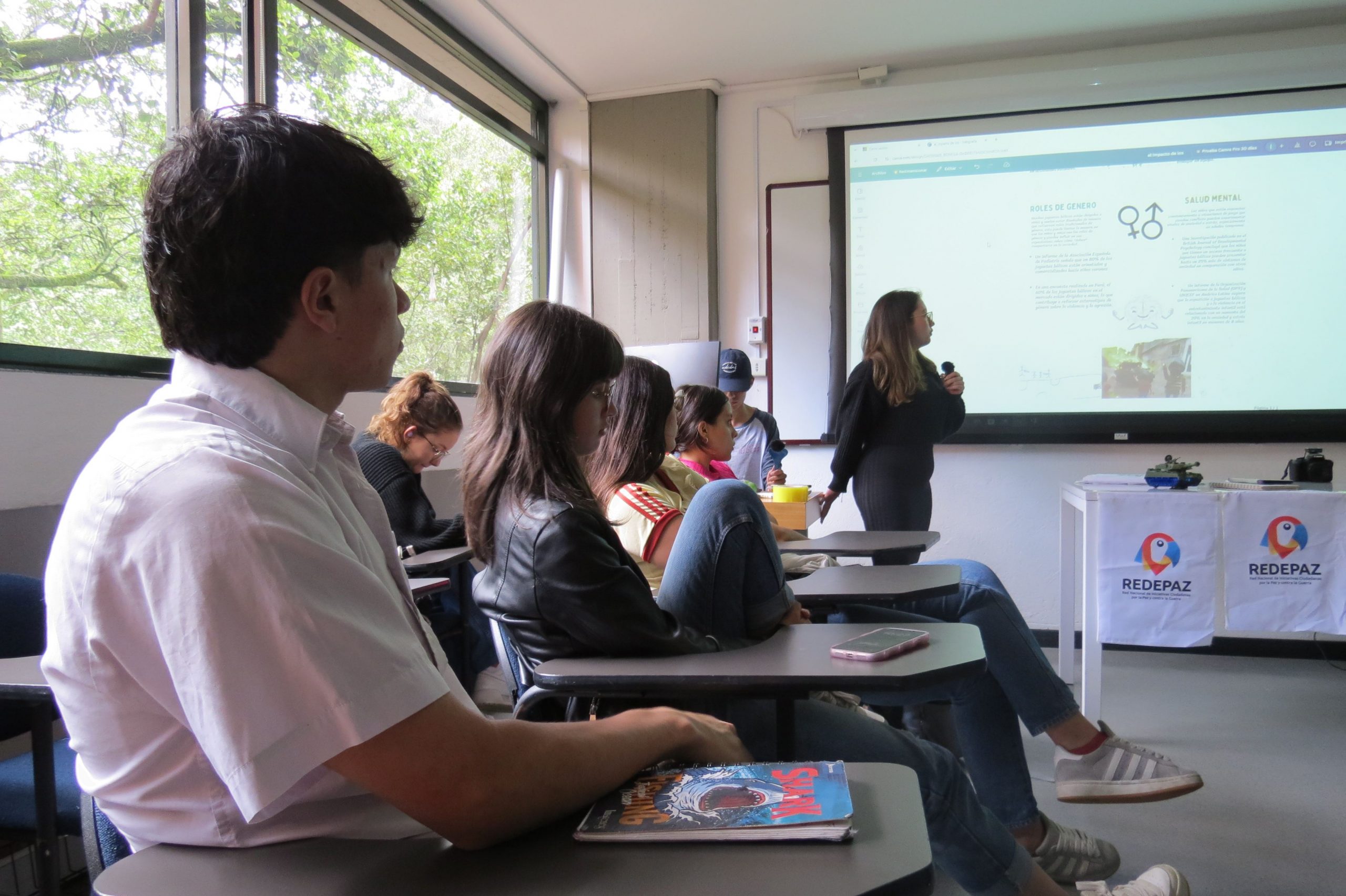 jóvenes aprendiendo sobre cultura de paz